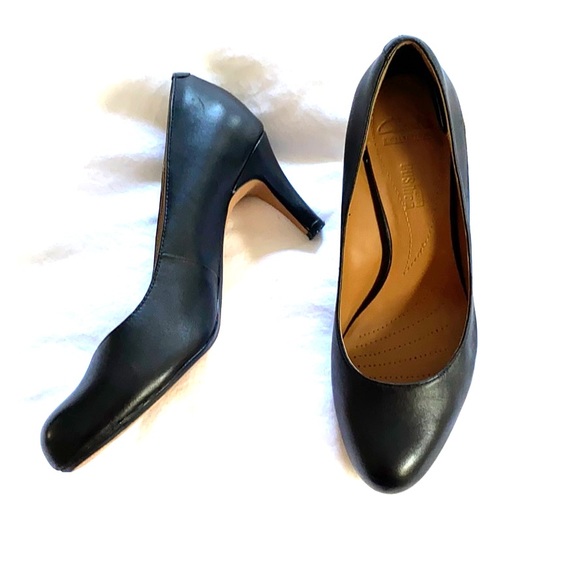 clarks soft leather pumps